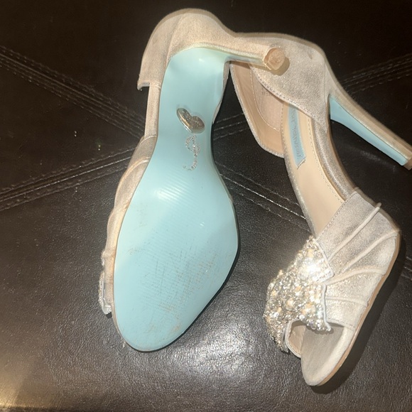 Betsey Johnson Crystal Bow Pumps, Shoes, Size 7M, Leather Uppers, Light Grey. - Picture 7 of 8